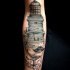 Tatuaje en el antebrazo, mitad cara mitad faro, diseño extraño