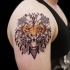 Tatuaje en el hombro, león interesante decorado con ornamento