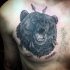 Tatuaje en el pecho,  cabeza de oso pardo con flechas