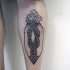 insolito stile inchiostro  nero grande nodo tatuaggio sugamba