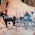 insolito stile combinato carrozza cavallo con lettere tatuaggio su parte alta della schiena