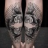 Tatuajes en las piernas, estilo tribal de tinta negra