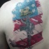 Tatuaje conmemorativo en el omóplato de una bandera militar estadounidense.