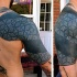 Tatuaje en el hombro,
ornamento masivo magnífico, color negro blanco