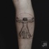 Tatuaje de pierna de tinta negra habitual del hombre de Vitruvio