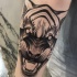 Estilo de blackwork habitual pintado por Michele Zingales tatuaje de antebrazo de tigre demoníaco