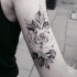 Tatuagem de braço típico habitual blackty estilo Zihwa de grande rosa