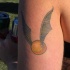 Tatuaje en el brazo, snitch dorada simple de  Harry Potter