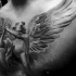 Übliches schwarzes und weißes Tattoo an ganzer Brust  mit betendem Engel