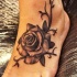 solito disegno piccolo nero e bianco rosa dettagliato tatuaggio su piede