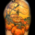 Tatuaje en el brazo, jardín con calabazas y árbol, old school multicolor