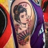 Tatuaje en el brazo,
geisha bonita con abanico y flores
