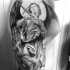 Tatuaje en el brazo,
ángel majestuoso con espada y rosa grande