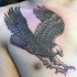 Tatuaje en el pecho,   águila única excelente, tinta negra