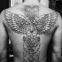 Tatuaje en la espalda, tótem indio no pintado