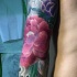 Tatuaje en el brazo, flores grandes pintorescas