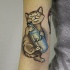 Tatuagem de braço colorido muito bonita de gato com leite