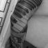 Tatuaje en el brazo, teclas de piano con viejo radio preicosos realistas