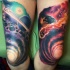 Tatuaje en el muslo, espasio multicolor alucinante