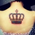 bellissima corona tatuaggio sulla schiena
