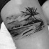 Tatuaje en el muslo,  coche y palmera en la orilla, dibujo negro blanco