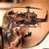 Tatuaje en el hombro, helicópteros con soldados, diseño bien pintado