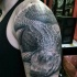 molto realistico nero e bianco molto dettagliato alligatore tatuaggio su spalla