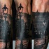 Tatuaje en el antebrazo, calle vieja oscura nocturna, dibujo detallado increíble