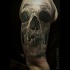 Muy realista pintado por Eliot Kohek tatuaje del cráneo humano en la parte superior del brazo