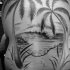 Tatuaje en la espalda, costa de mar  con palmeras bien dibujado