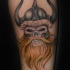 vichingo teschio con barba rossa in elmo cornuto tatuaggio