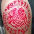 Tatuaje en tinta roja el signo de los vikings