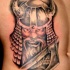 Tatuaje en las costillas,
vikingo severo con hacha