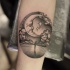 Tatuaje en el antebrazo,
persona sola y luna grande con cara, estilo vintage