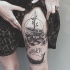 Tatuaje en el muslo, 
barco en las piedras y ballena pequeña