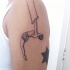 Tatuaje en el hombro,
 acróbata delgada graciosa