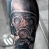 Vintage Stil farbiges Bein Tattoo mit Soldat in der Gasmaske