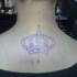 Tatuaje  de corona púrpura en el cuello