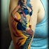 Tatuaje en el brazo,
chica bombera llamativa