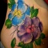 vivaci colori due fiori tatuaggio su costolette