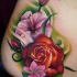 vivaci colori di fiori ibisco e rosa tatuagio