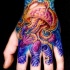 vivaci colori medusa tatuaggio sulla mano