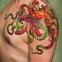colori vivaci polipo tatuaggio sulla spalla