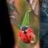 Tatuaje en el antebrazo, mariquita con gota de agua