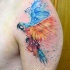Aquarell Stil großes buntes Schulter Tattoo mit fliegendem Papagei