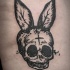 Sonderbarer dunkler schwarzer  Schädel mit Hasenohren Tattoo im hausgemachten Stil