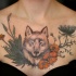 Tatuaje en el pecho,  lobo querido con flores silvestres