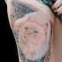 Tatuaggio realistico sulla gamba il gatto sul tappeto