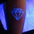 Tatuaje en el brazo,
diamante de tinta ultravioleta