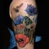 Tatuaje en el brazo, flores silvestres lindas con
mariquita y  mariposa, dibujo de varios colores